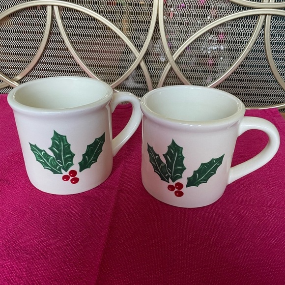 Eddie Bauer Other - Eddie Bauer Exclusive Holly Christmas Pair of Mugs
